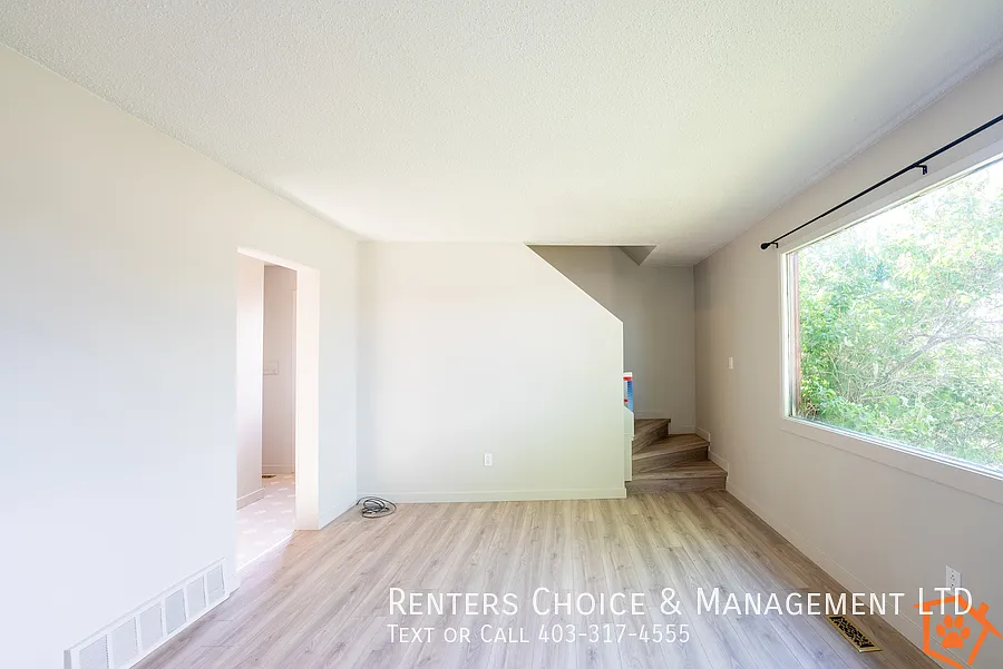 Pet Friendly Half Duplex with Fenced Yard in Claresholm — Photo 4
