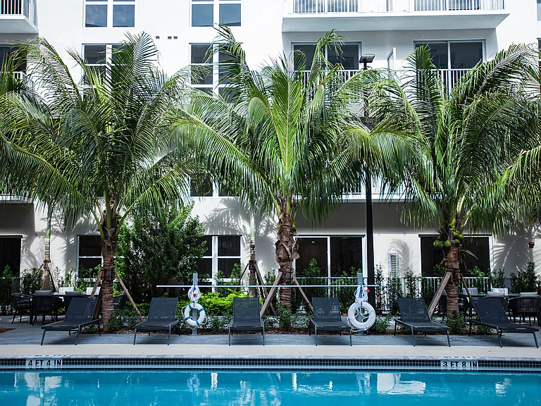 850 Living — Photo 18