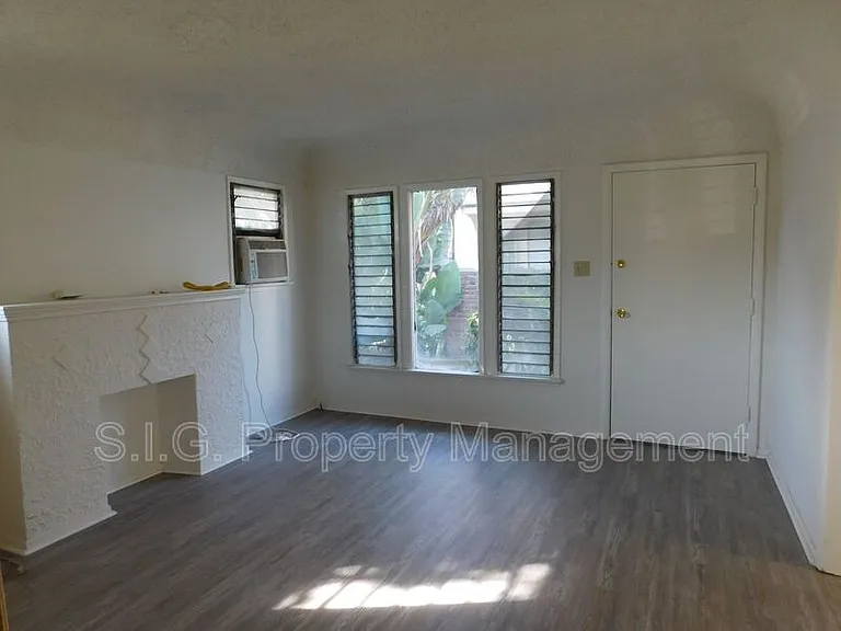 417 E Elmwood Ave #B — Photo 8