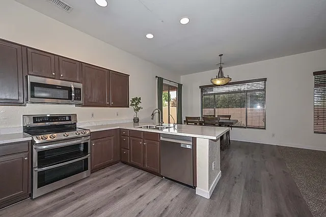 2210 E Branham Ln — Photo 8