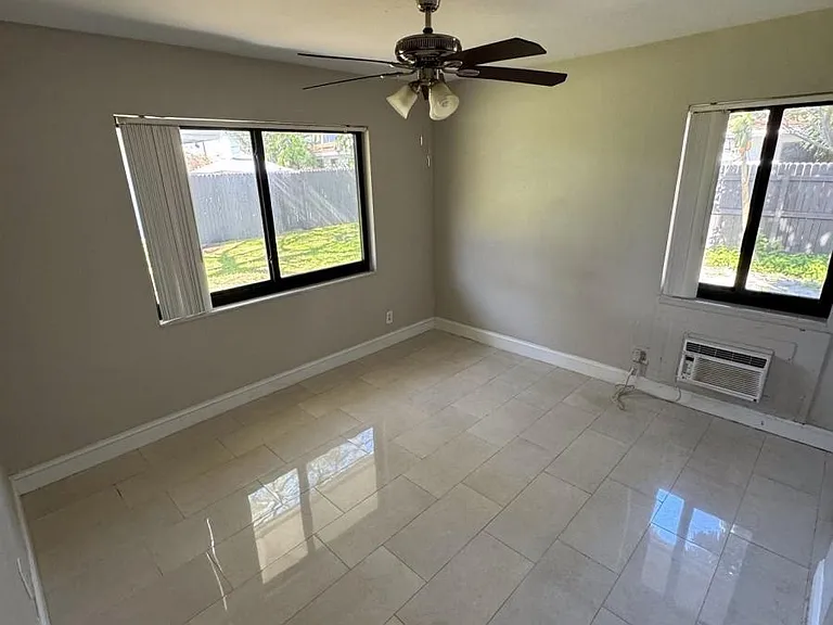 541 NE 43rd St #3 — Photo 3