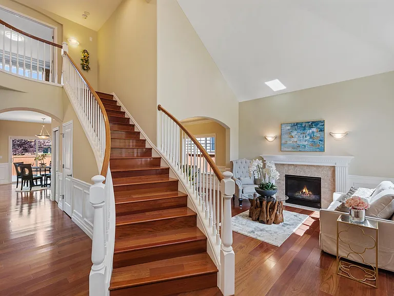16105 Northup Way — Photo 14