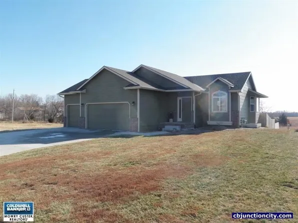 1003 8th St, Wakefield, KS 67487