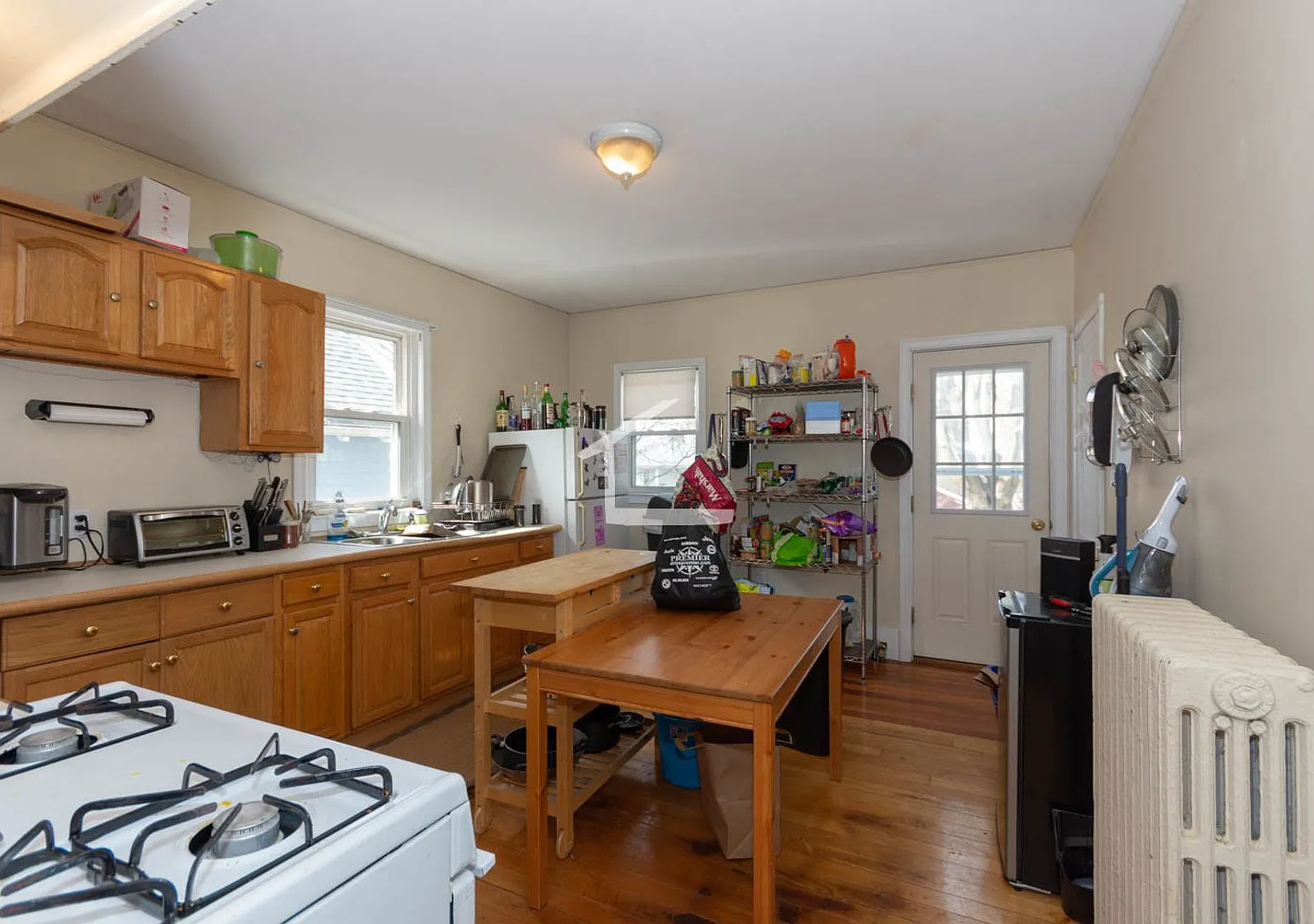 No Brokers Fee, In-Unit Washer and Dryer, Parking Included — Photo 1