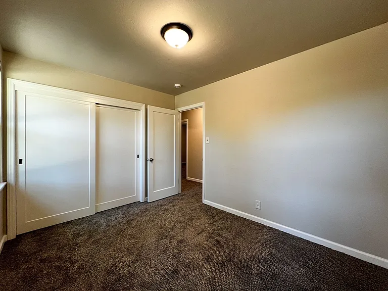 2105 Locust St — Photo 16