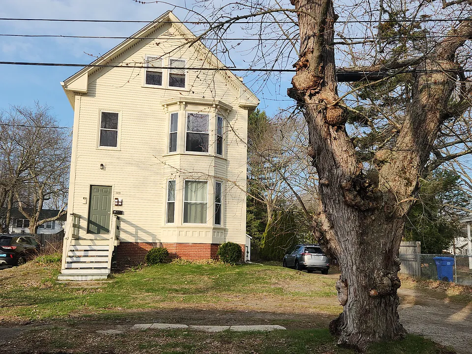 Bright sunny apt in 3 unit building, near bus stop, on site parking, inexpensive gas heat, quiet building and dead end street, walk to Greenbelt/ocean walk.