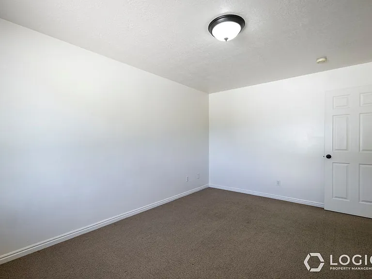 934 E 500 N — Photo 16