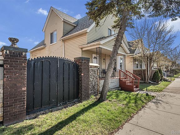 2nd image of 2422 Commor St