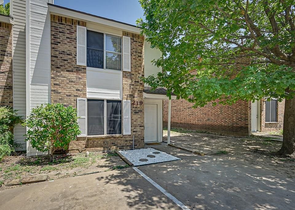 1st image of 219 Country Bend Dr