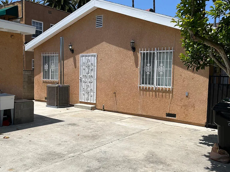 2800 S Mansfield Ave — Photo 6
