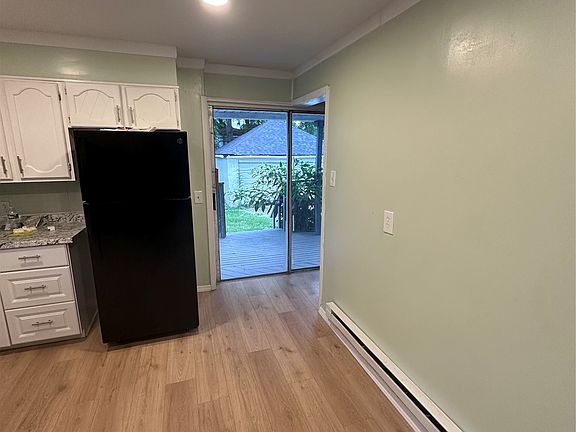 4th image of 302 Squires Ave