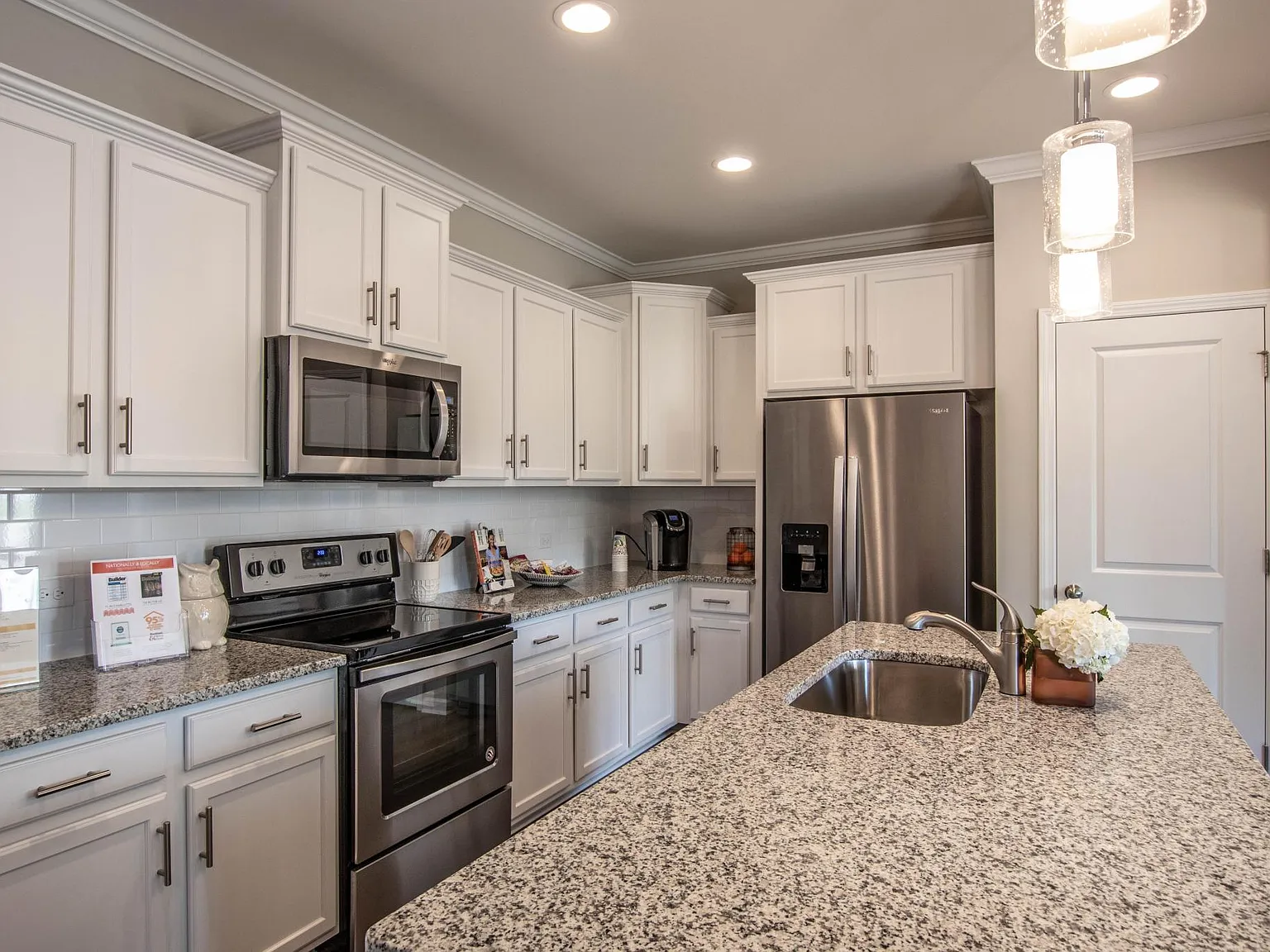 3 bed, 2.5 bath, 2239 sqft, $2,300 — Photo 2