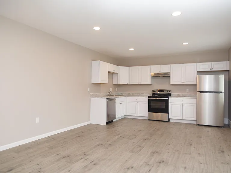 412 W Maple St — Photo 2