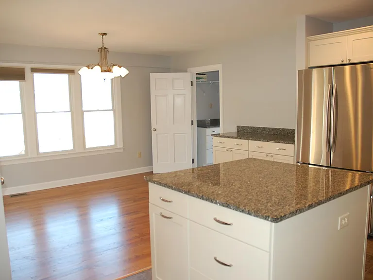 104 Dorchester Ln — Photo 5