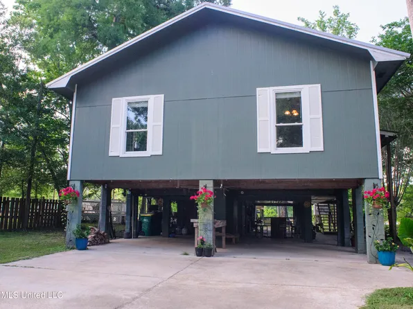 1817 Pascagoula River Rd, Moss Point, MS 39562