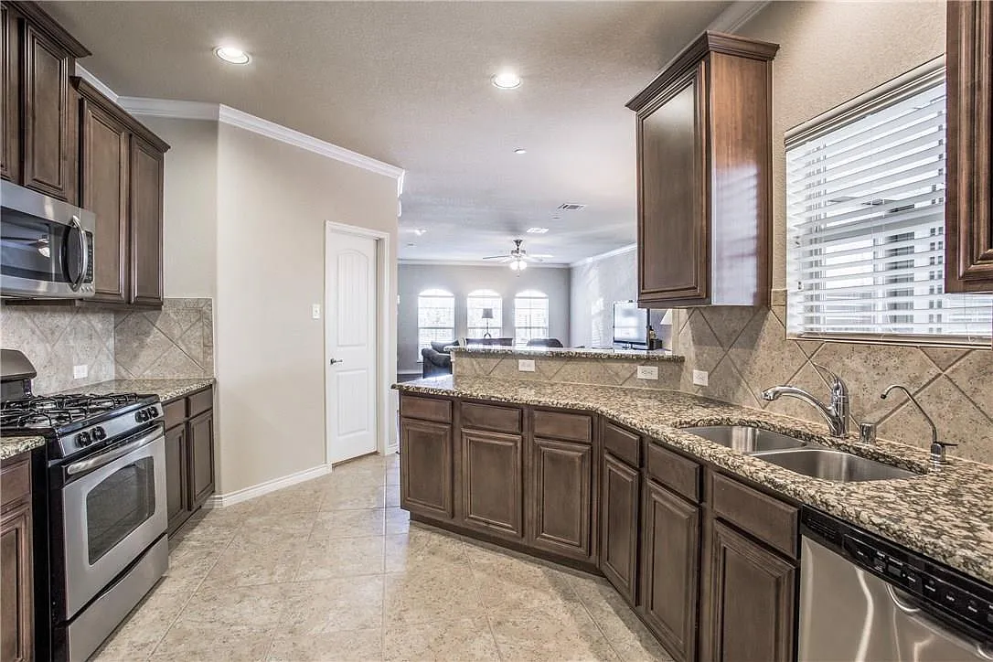 2 bed, 1926 sqft, $2,500 — Photo 3