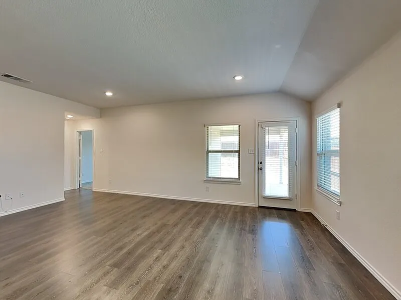 4 bed, 3.0 bath, 2084 sqft, $2,475 — Photo 3