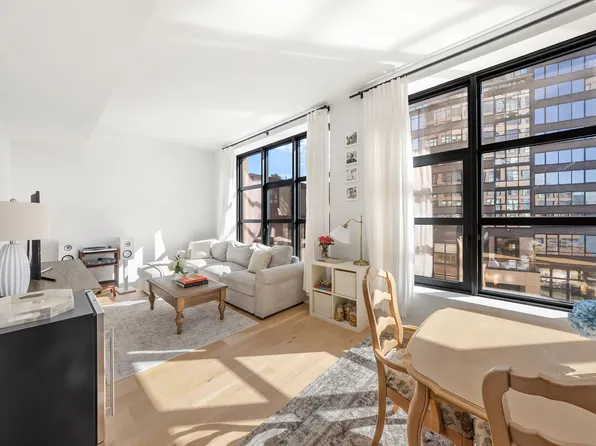 29 Huron Street image 2 of 18