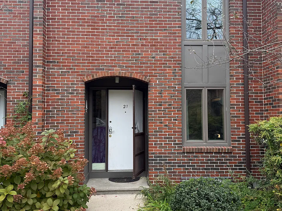 21 Webster Ct #21