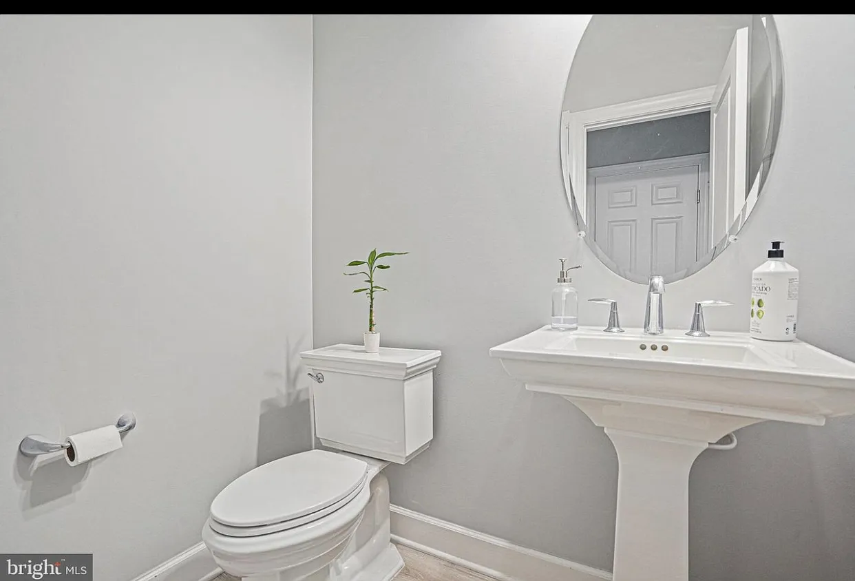 4 bed, 3.5 bath, 5200 sqft, $4,500 — Photo 1