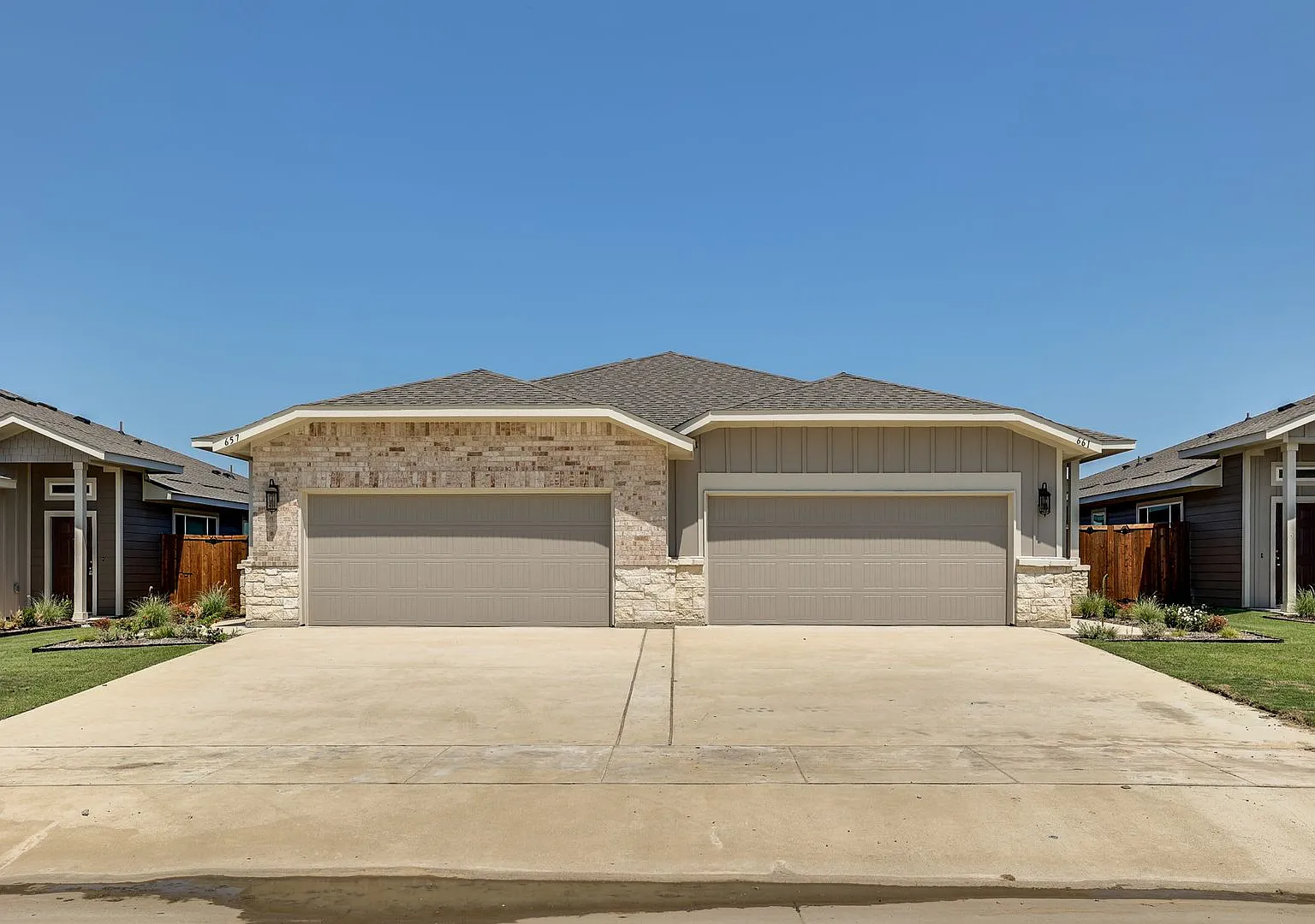 Gorgeous 3 Bedroom Duplex Located In Midlothian Isd! — Photo 1