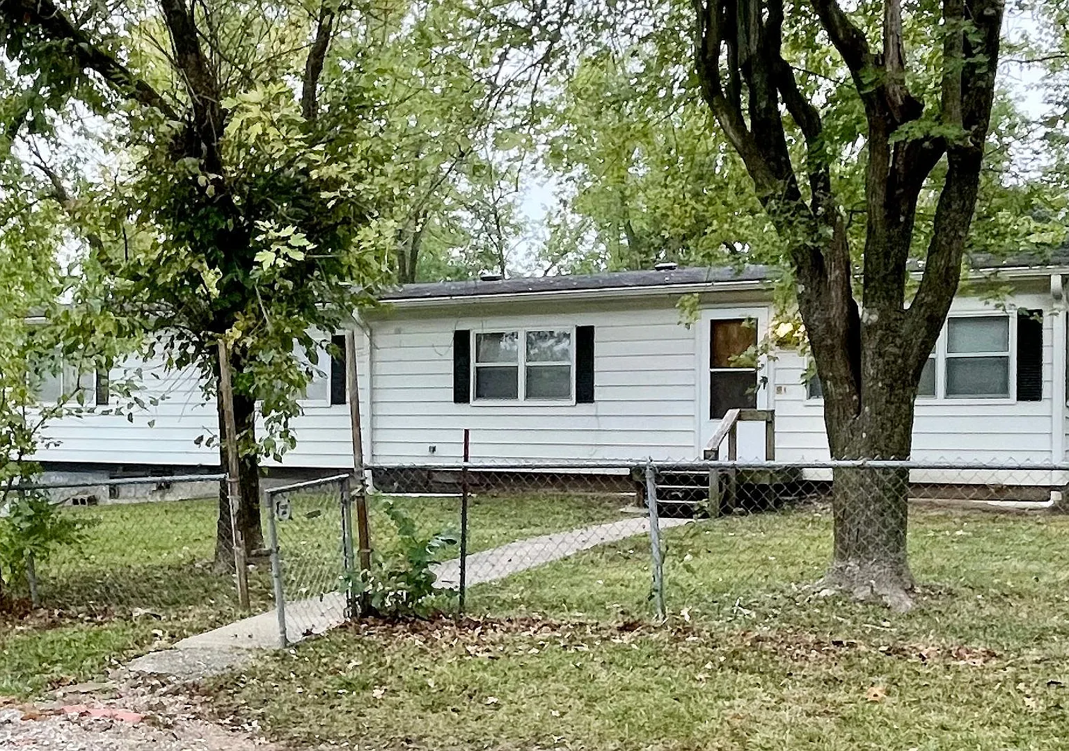 Pet Friendly Home in North Columbia - Outside City Limits — Photo 1