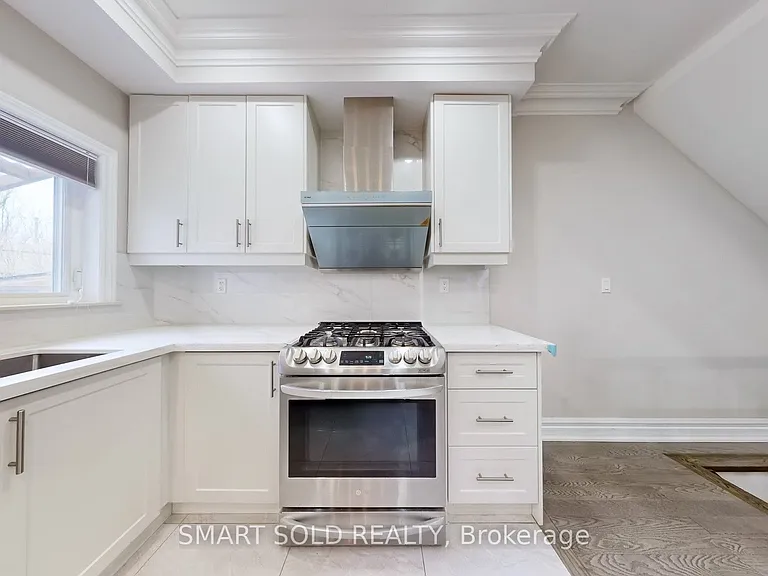 1040 Ossington Ave #MAIN FLR 2ND FLR — Photo 9