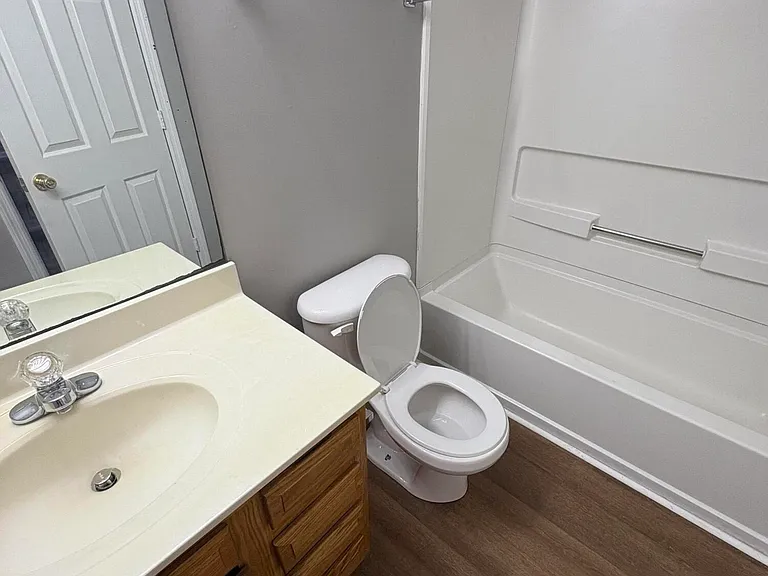 332 E Oak St — Photo 17