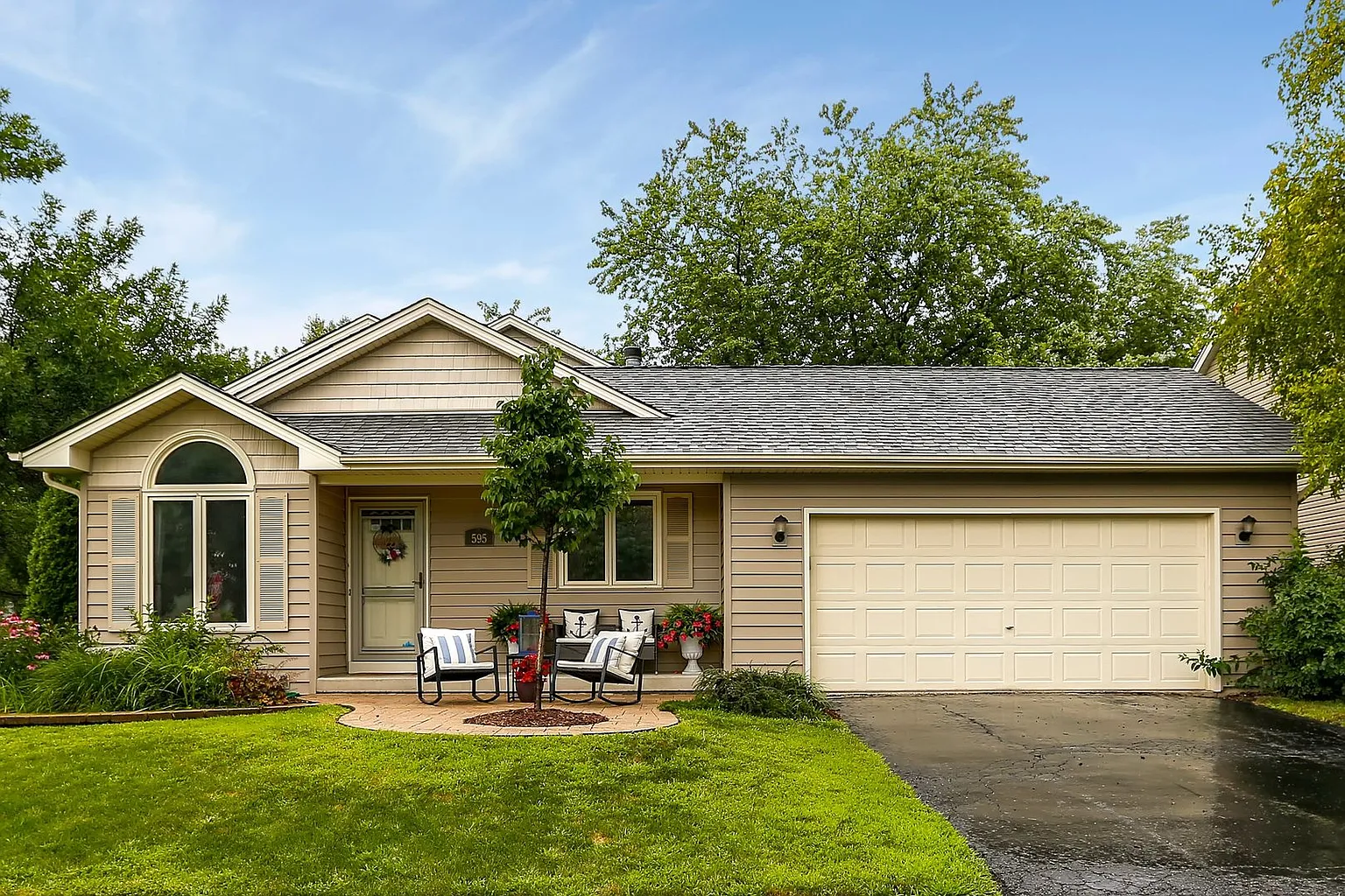 595 Roxbury Dr photo 1