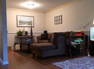 15 Henderson Rd #B, Glenmont, NY 12077