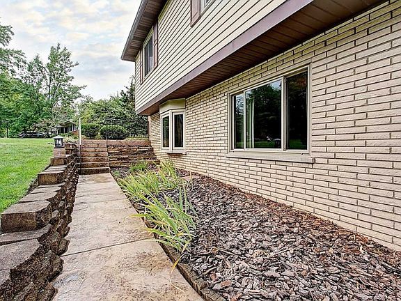 3rd image of 9560 Creekside Dr