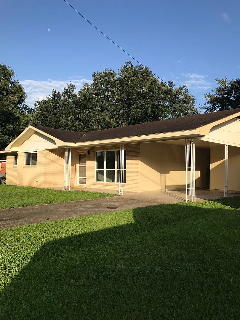 3 bedroom 1 1/2 bath brick home — Photo 2