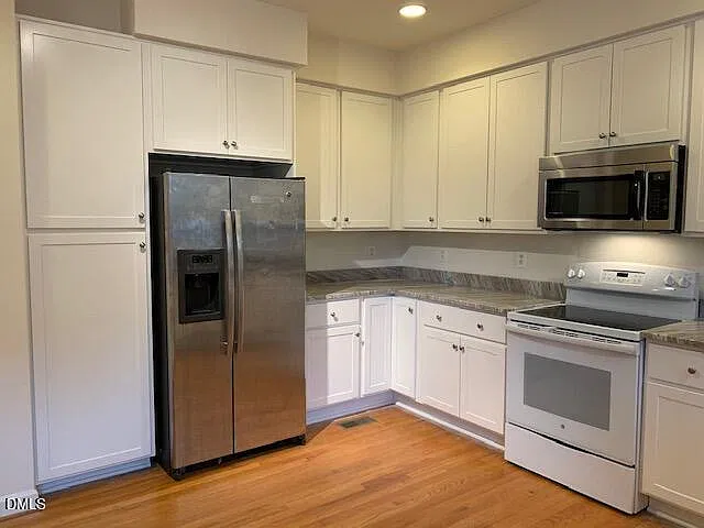 4 bed, 3.0 bath, 2512 sqft, $5,000 — Photo 2