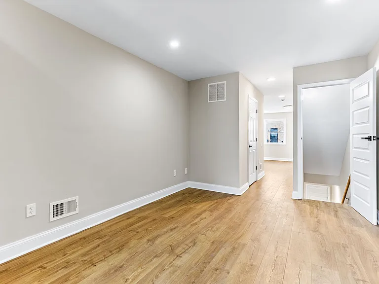 233 N Rose St — Photo 15