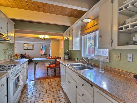 4th image of 332 Colton St