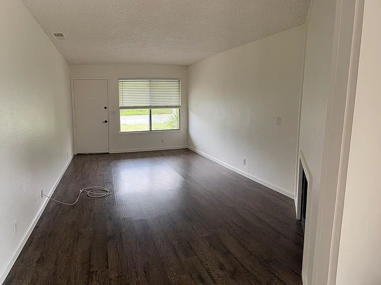 2436 S Whitney Blvd — Photo 9