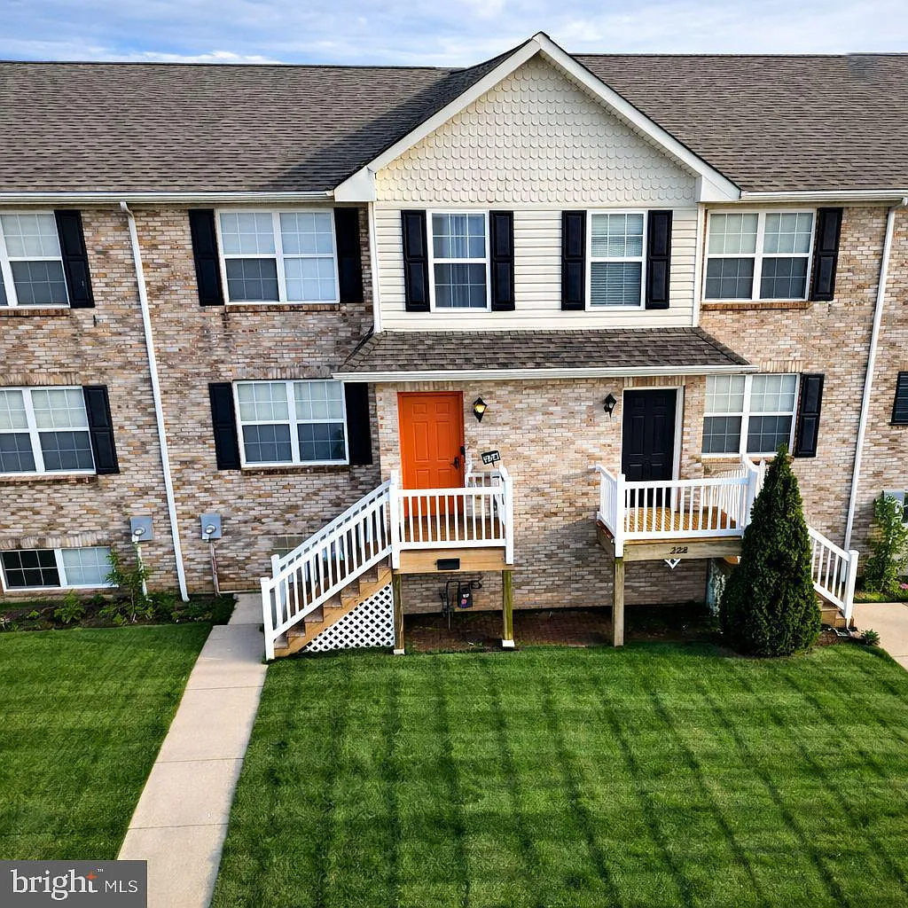 3 bed, 2.5 bath, 1425 sqft, $2,200 — Photo 1