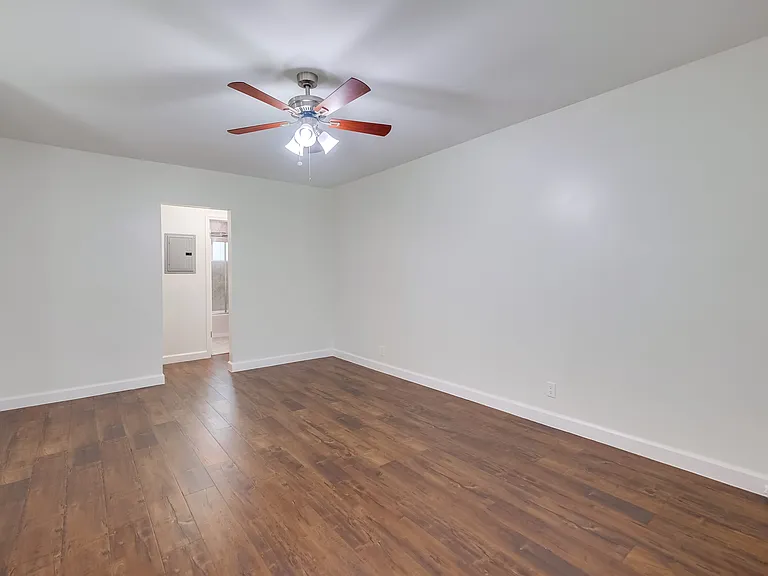 629-633 W Hyde Park Blvd — Photo 6