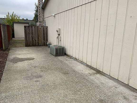 5th image of 834 NE Melinda Ct