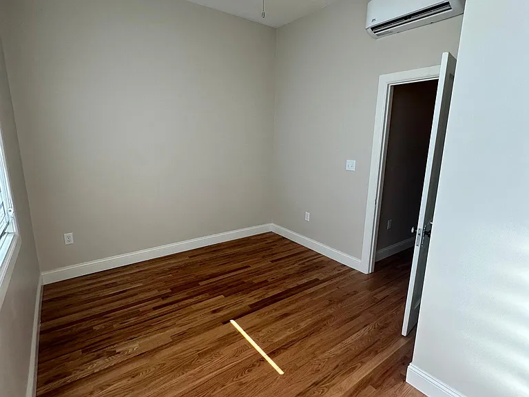 118 W 6th St #10 — Photo 3