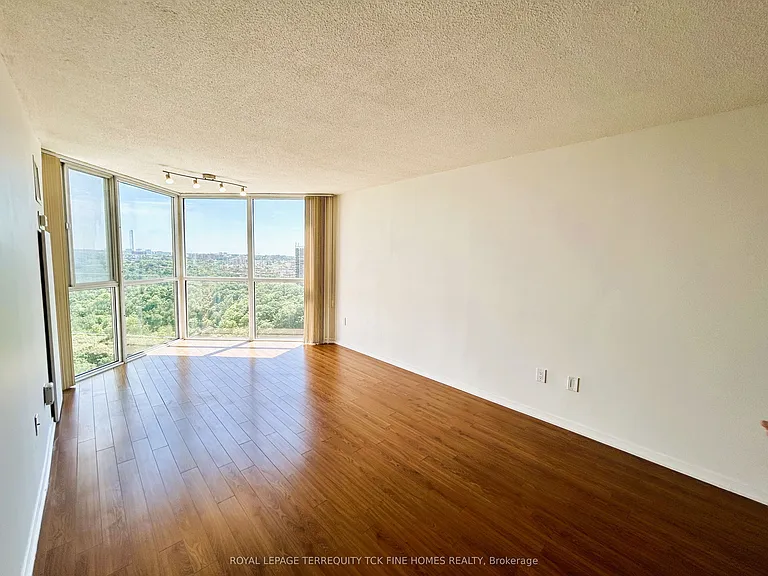 5 Concorde Pl #1810 — Photo 9