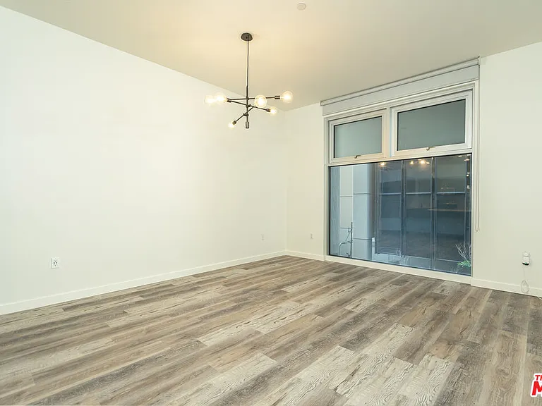 630 W 6th St #207 — Photo 15