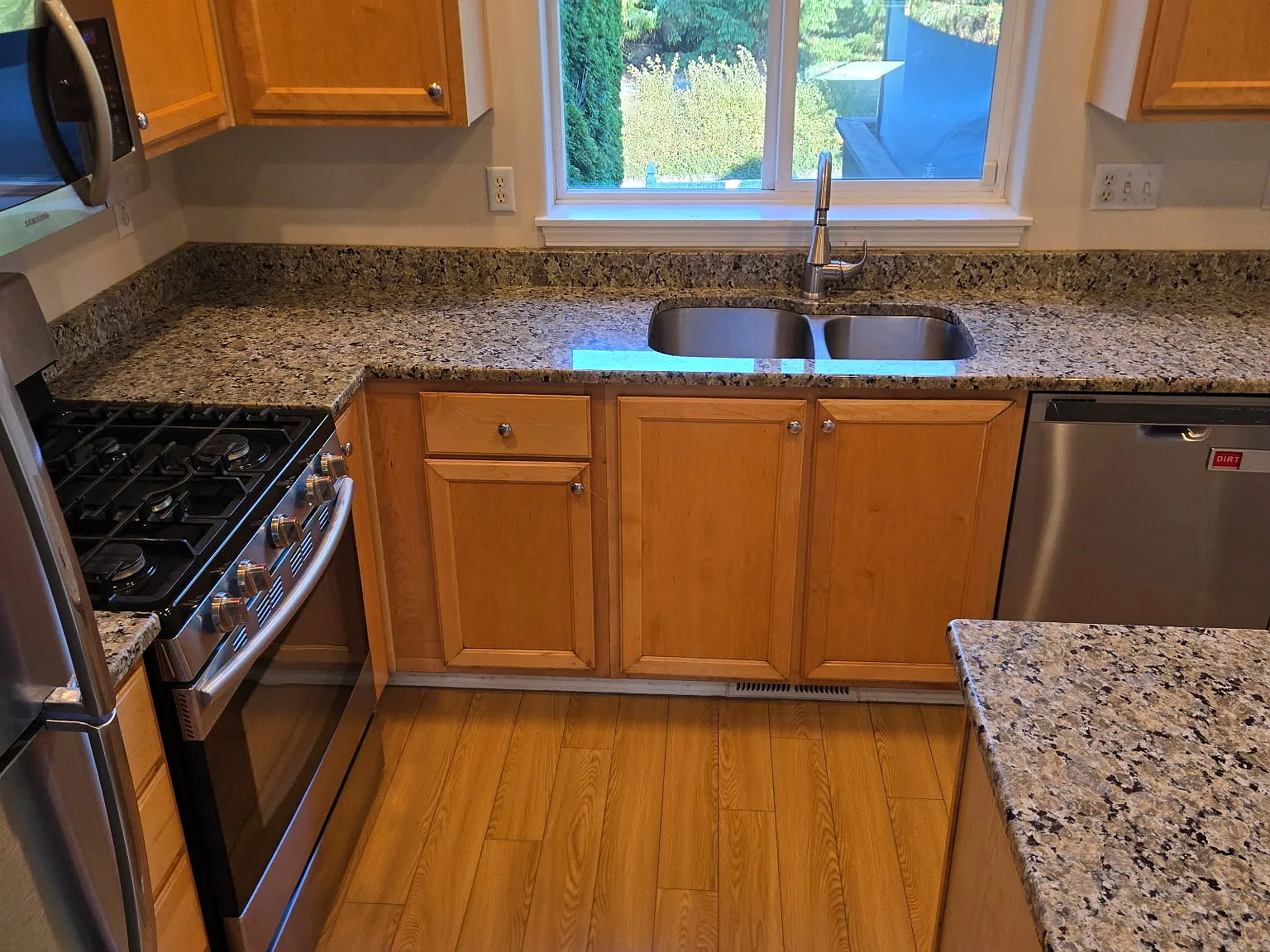 3 bed, 2.5 bath, 2239 sqft, $3,000 — Photo 2
