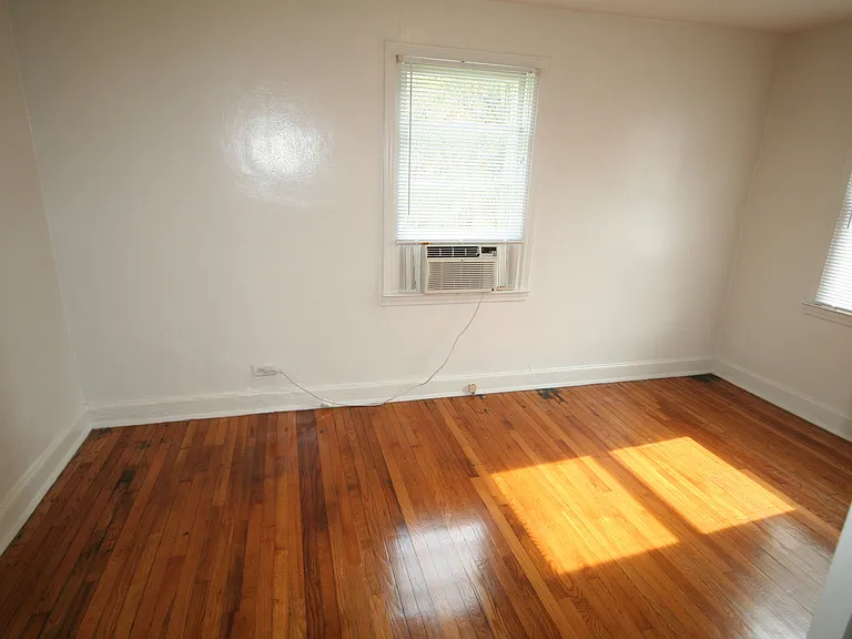 Adorable 1 Bedroom Apt / 1 Block to Duke! — Photo 7