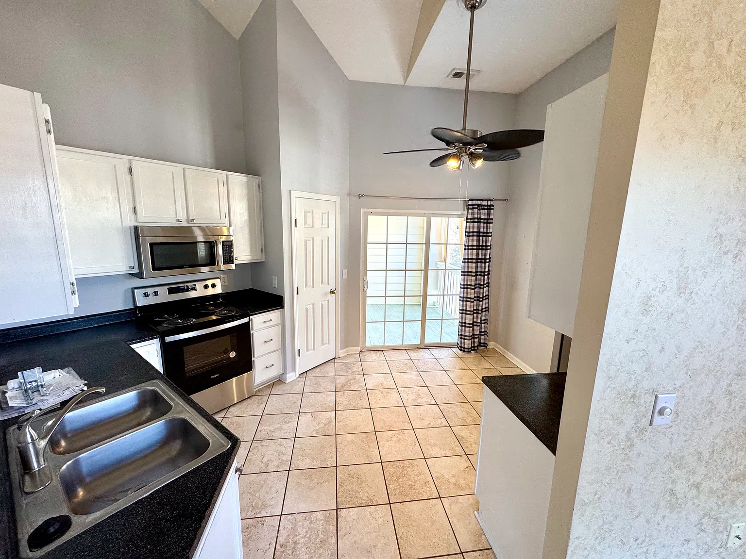 3 bed, 1247 sqft, $2,300 — Photo 3