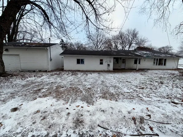 609 S Wood St, Chesaning, MI 48616
