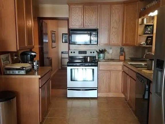 3rd image of 8517 Lakewood Cir