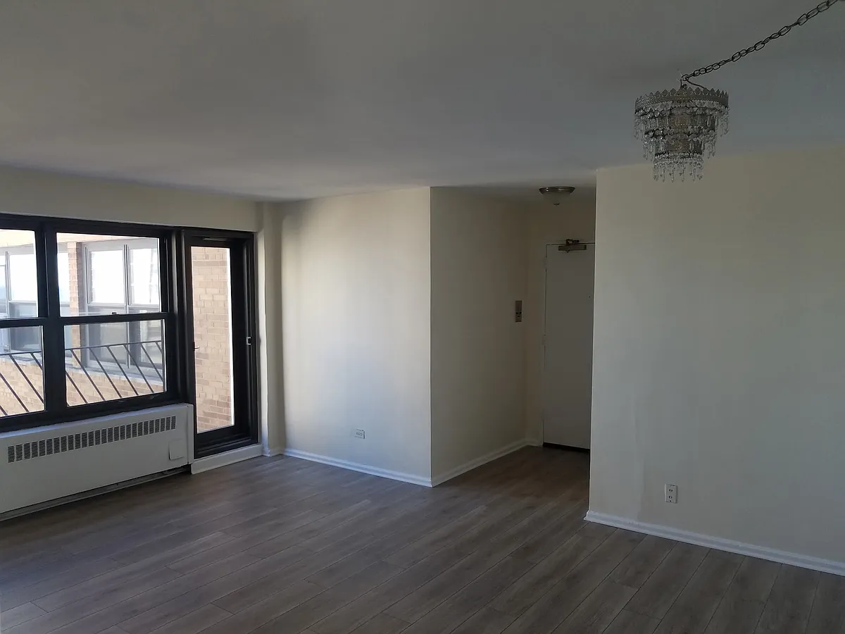 Building Photo - 6118 N Sheridan Rd #1207