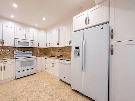 4th image of 10185 Collins Ave Ph 20