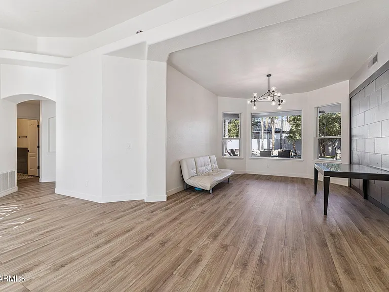 2732 E Hillery Dr — Photo 3